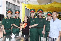 Quân khu 1 thăm, hỗ trợ gia đình nạn nhân vụ lật tàu du lịch tại Quảng Ninh